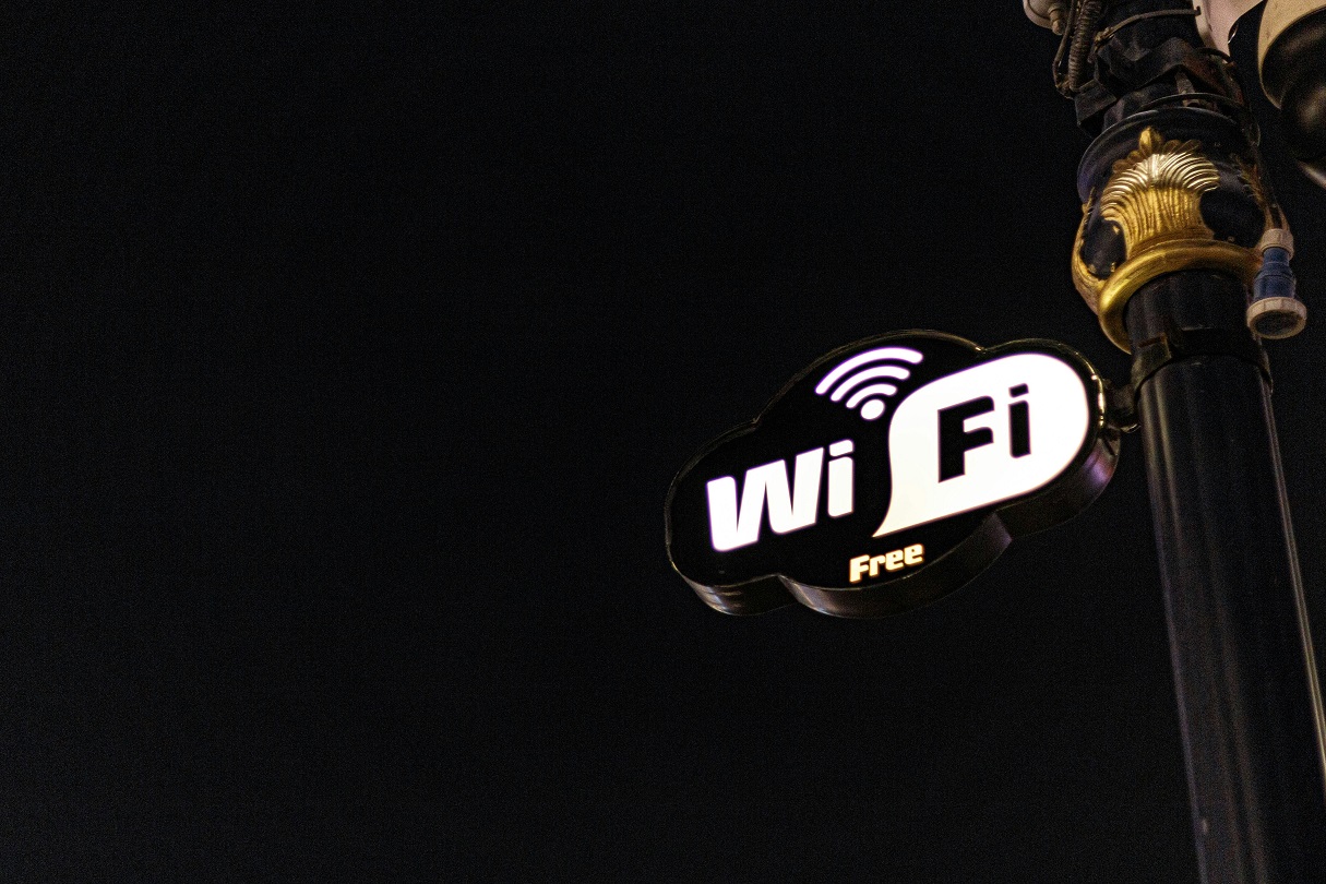 Cum să-ți protejezi smartphone-ul împotriva furtului de date în rețelele Wi-Fi publice