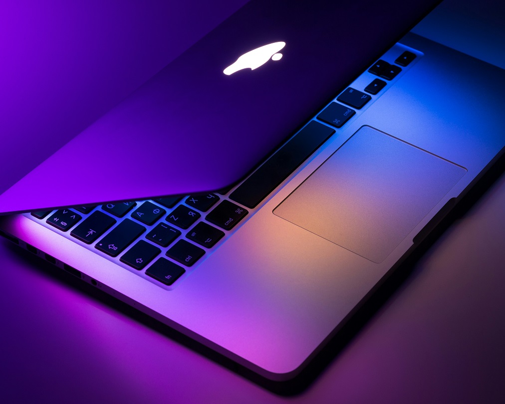 Merită să cumperi un MacBook recondiționat în Moldova